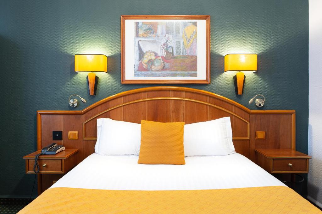 里尔德拉帕酒店的卧室配有一张床,墙上挂着两盏灯