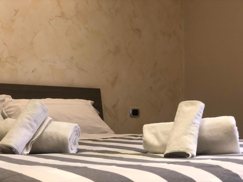 罗马Portuense Sweet Home的床上铺有白色枕头的床
