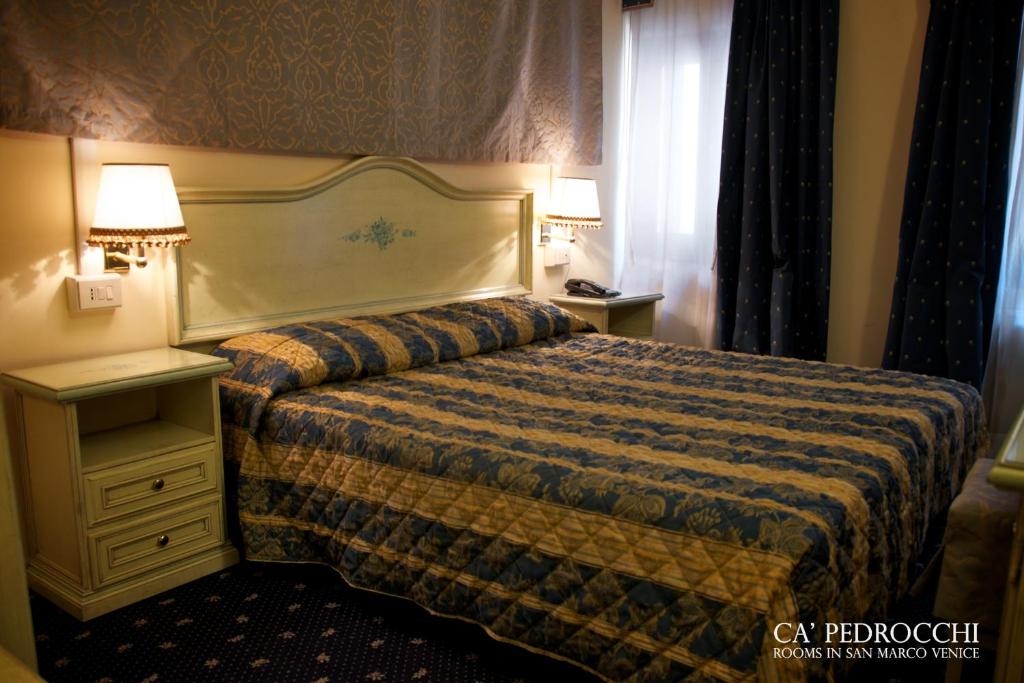 威尼斯卡佩德罗基酒店的酒店客房设有床和窗户。