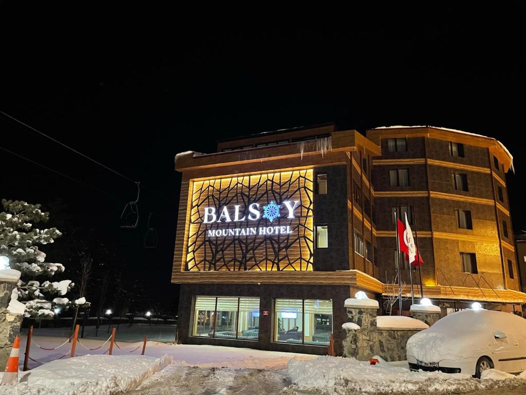 埃尔祖鲁姆Balsoy Mountain Hotel的雪上标有标志的建筑