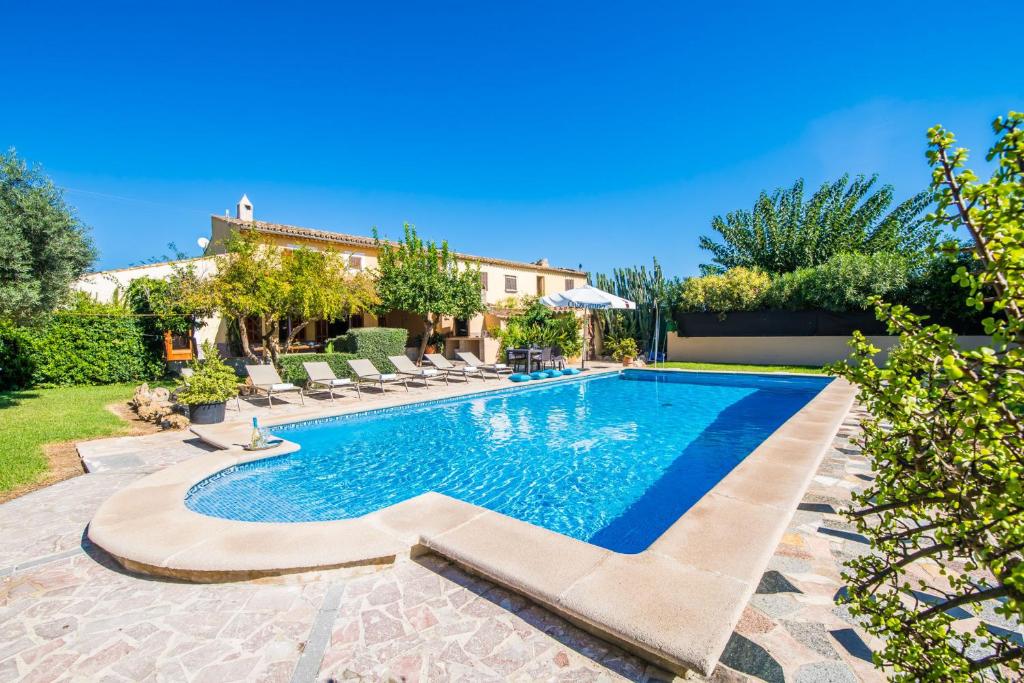 波连斯萨Ideal Property Mallorca - Verga的后院的游泳池,带椅子和房子