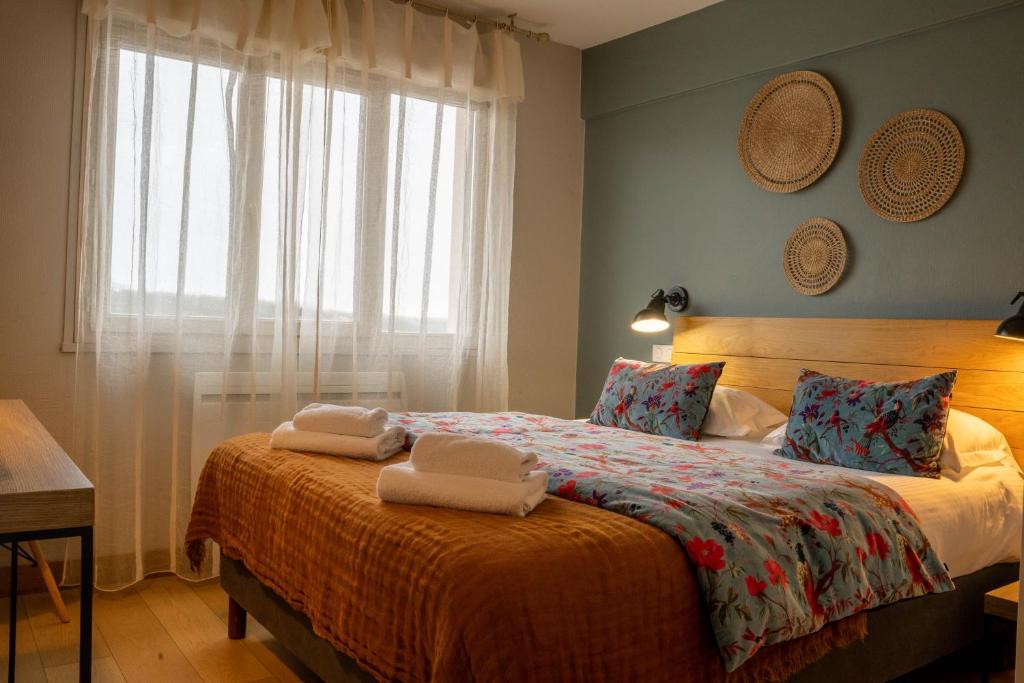 Logis Hôtels - Le Belvédère - Hôtel 2 étoiles et Restaurant客房内的一张或多张床位