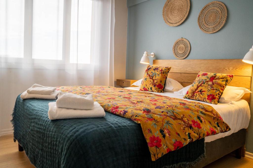 罗卡马杜尔Logis Hôtels - Le Belvédère - Hôtel 2 étoiles et Restaurant的一间卧室，床上有一张带毛巾的床