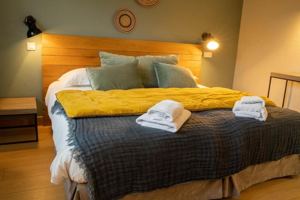Logis Hôtels - Le Belvédère - Hôtel 2 étoiles et Restaurant客房内的一张或多张床位