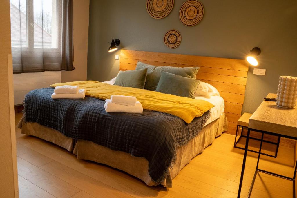 Logis Hôtels - Le Belvédère - Hôtel 2 étoiles et Restaurant客房内的一张或多张床位