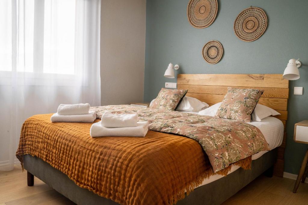 Logis Hôtels - Le Belvédère - Hôtel 2 étoiles et Restaurant客房内的一张或多张床位