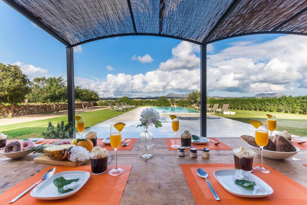 马纳科尔Ideal Property Mallorca - Pleta的享有泳池景致的户外餐桌