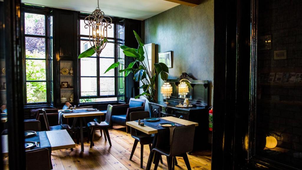 米德尔堡普瑞思住宿加早餐旅馆的用餐室设有桌椅和窗户。