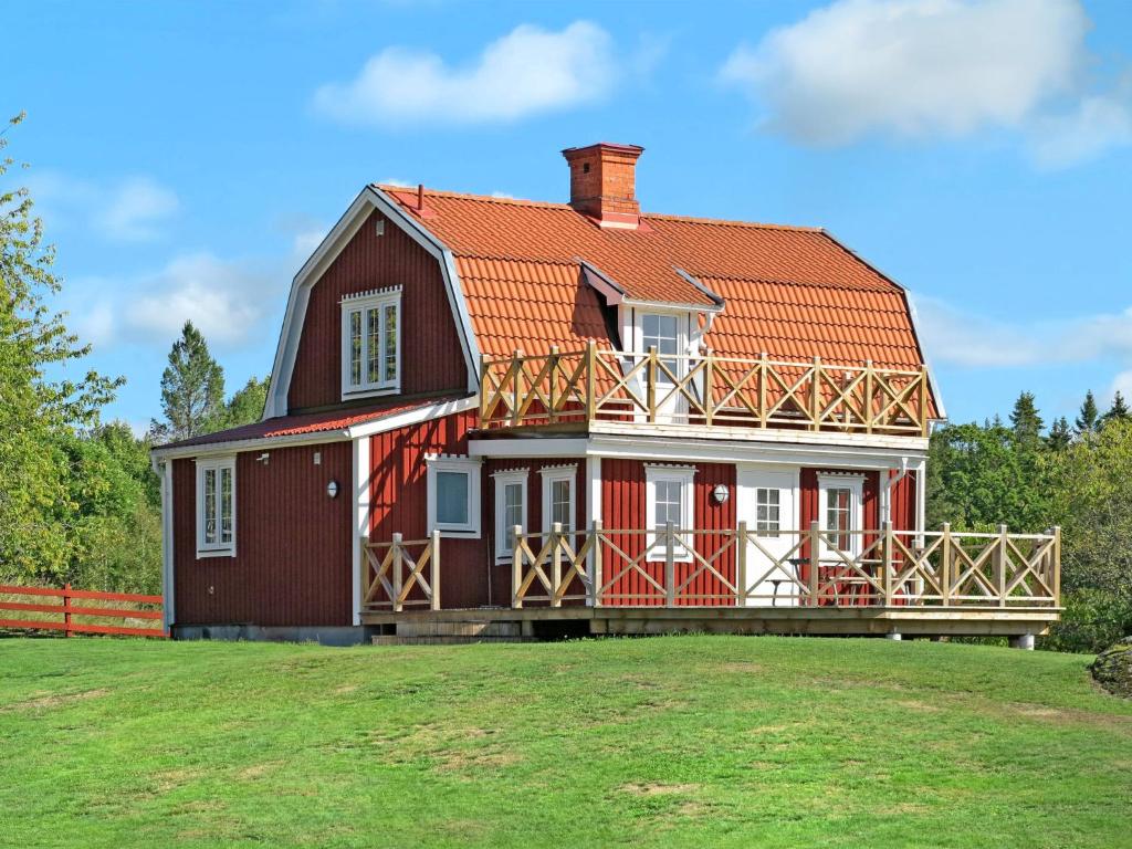 AnkarsrumHoliday Home Örnshult - SND155 by Interhome的一座红色的大房子,有橙色的屋顶