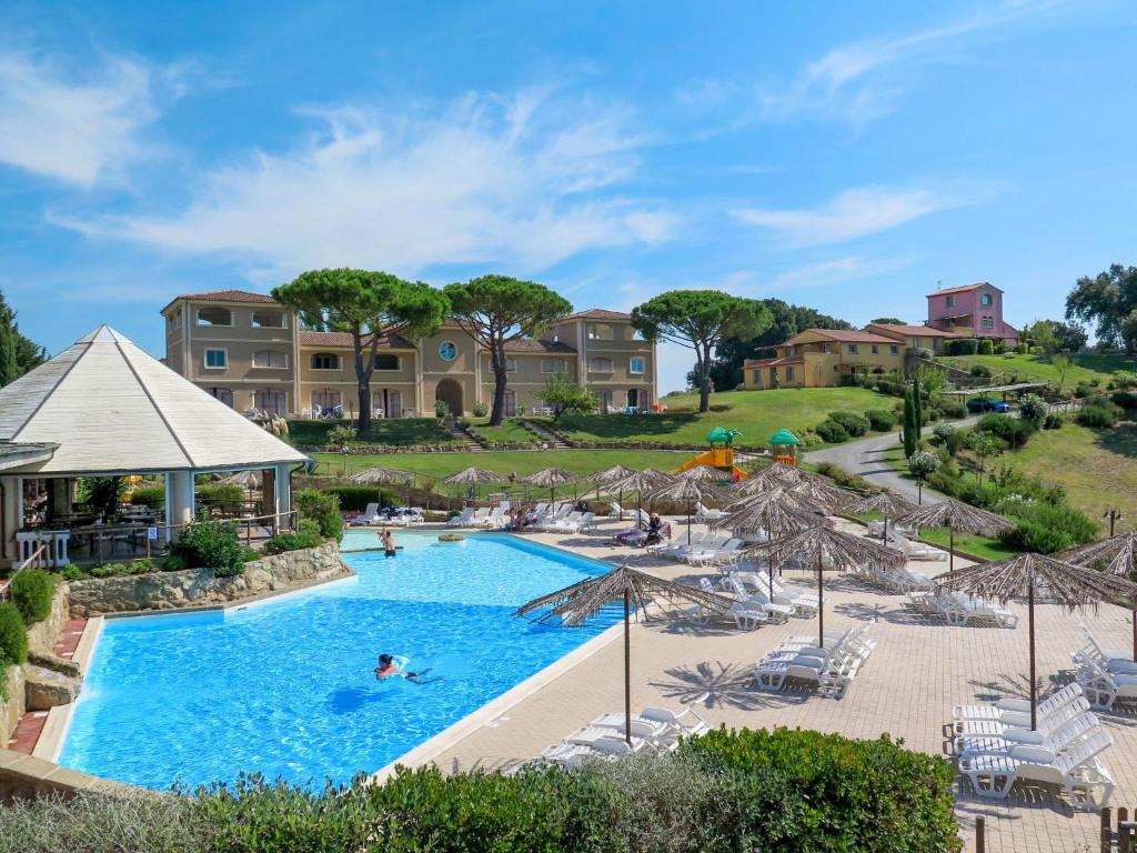里帕尔贝拉Apartment Il Felciaione-3 by Interhome的度假村的游泳池,人们在里面游泳