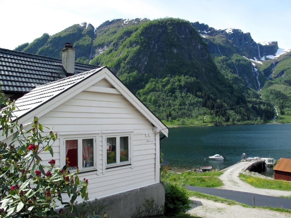 ÅseHoliday Home Indresfjord - FJS615 by Interhome的白色的房子享有湖泊和山脉的美景