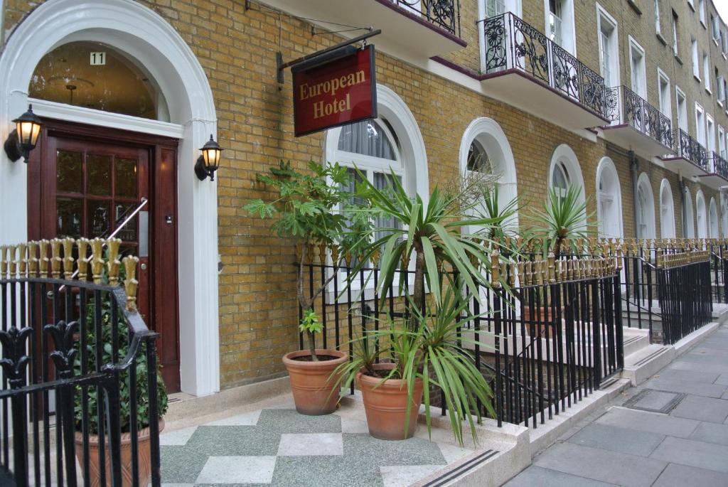 伦敦欧洲人酒店的建筑前有盆栽植物的建筑
