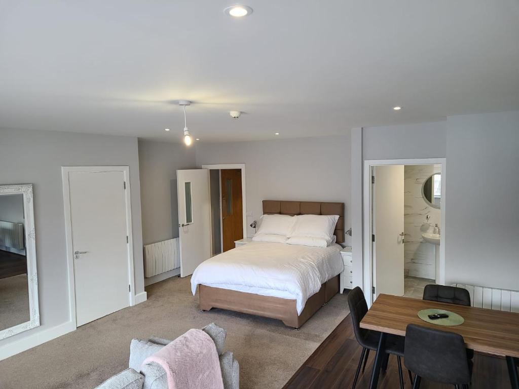 斯莱戈Quay St Apartment的卧室配有一张床和一张桌子及椅子