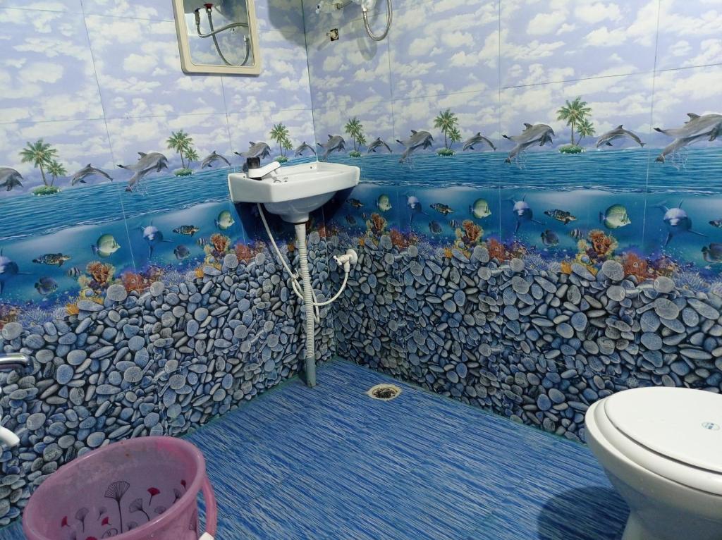 库斯哈尔纳加尔Dreams River view homestay coorg B的浴室配有水槽和鱼类主题墙壁