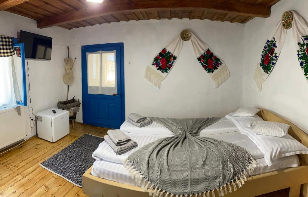 BrebCăsuța Tivadar的卧室配有一张带圣诞装饰墙壁的床。