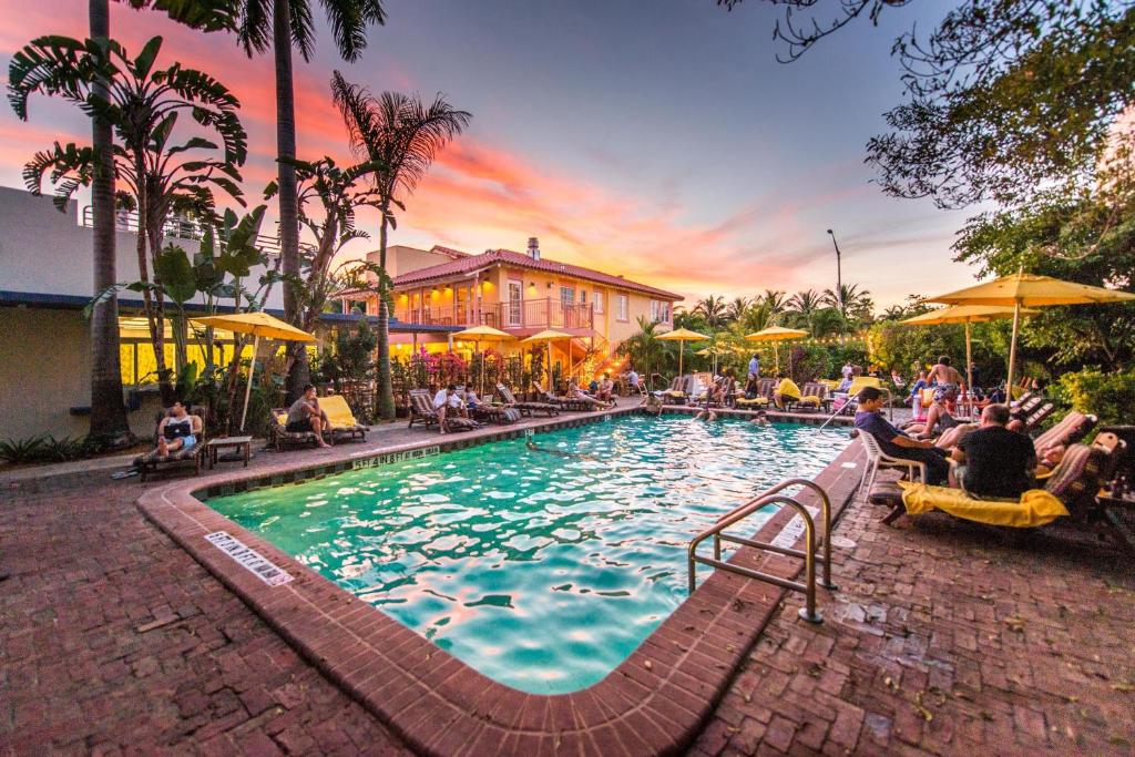 迈阿密海滩迈阿密写意酒店的一个大型游泳池周围的人