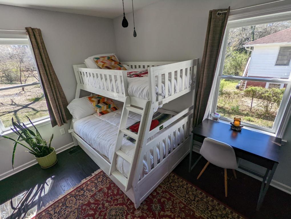 亚特兰大eKstasis Hostel & Urban Farm的带2扇窗户的客房内的一张白色双层床