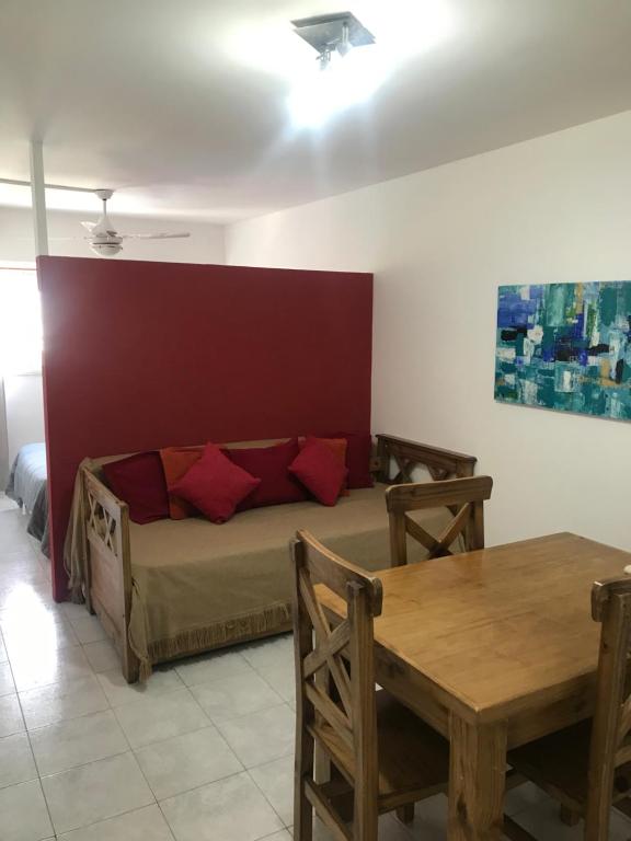 布兰卡港Departamento Macrocentro的客房设有床、桌子、桌子和沙发。