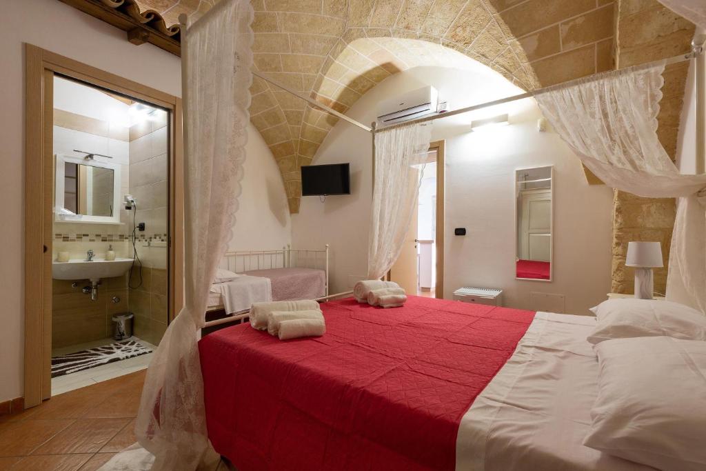 科佩尔蒂诺B&B La Ulia的一间卧室配有一张带红色毯子的大床