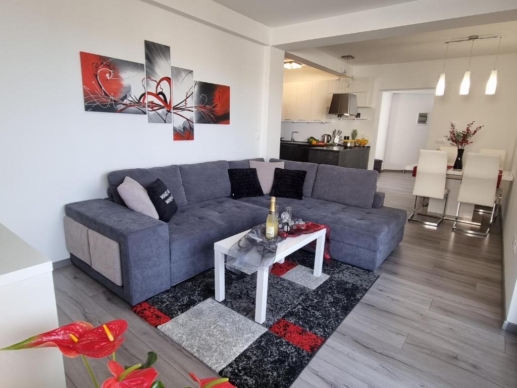 梅杜林Sea View Medulin Apartment - Orijeta的客厅配有蓝色的沙发和桌子