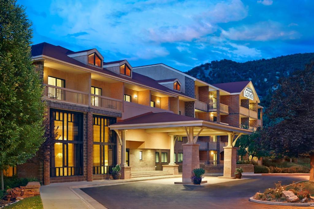 格伦伍德温泉Glenwood Hot Springs Resort的一座拥有许多窗户的大型建筑