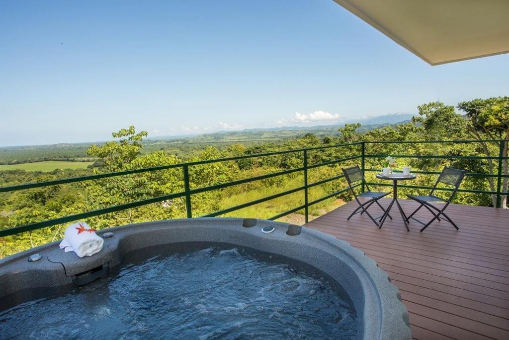 奎波斯城Villa Vista Hermosa - with breathtaking ocean view & WiFI的甲板上的热水浴池配有桌椅