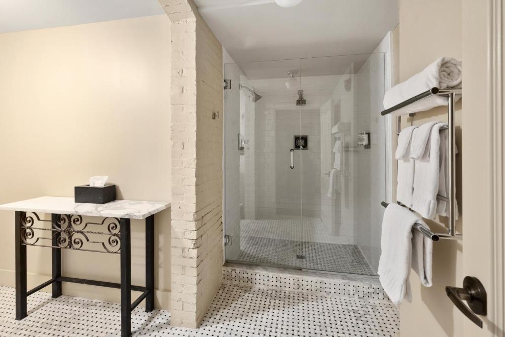 波特兰The Francis Hotel的设有带步入式淋浴间和步入式淋浴间的浴室