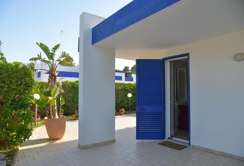 托里德欧索Villetta da Carmen的建筑物一侧的蓝色门