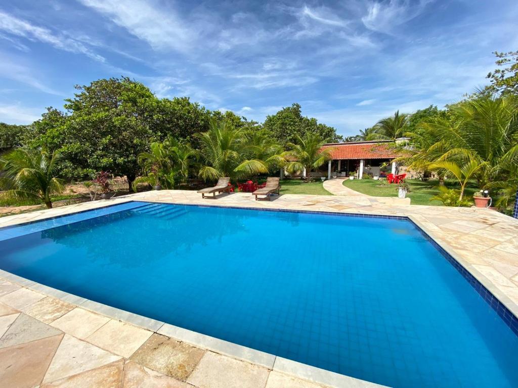 日若卡-迪热里科阿科阿拉Sitio das Amélias的别墅前的游泳池