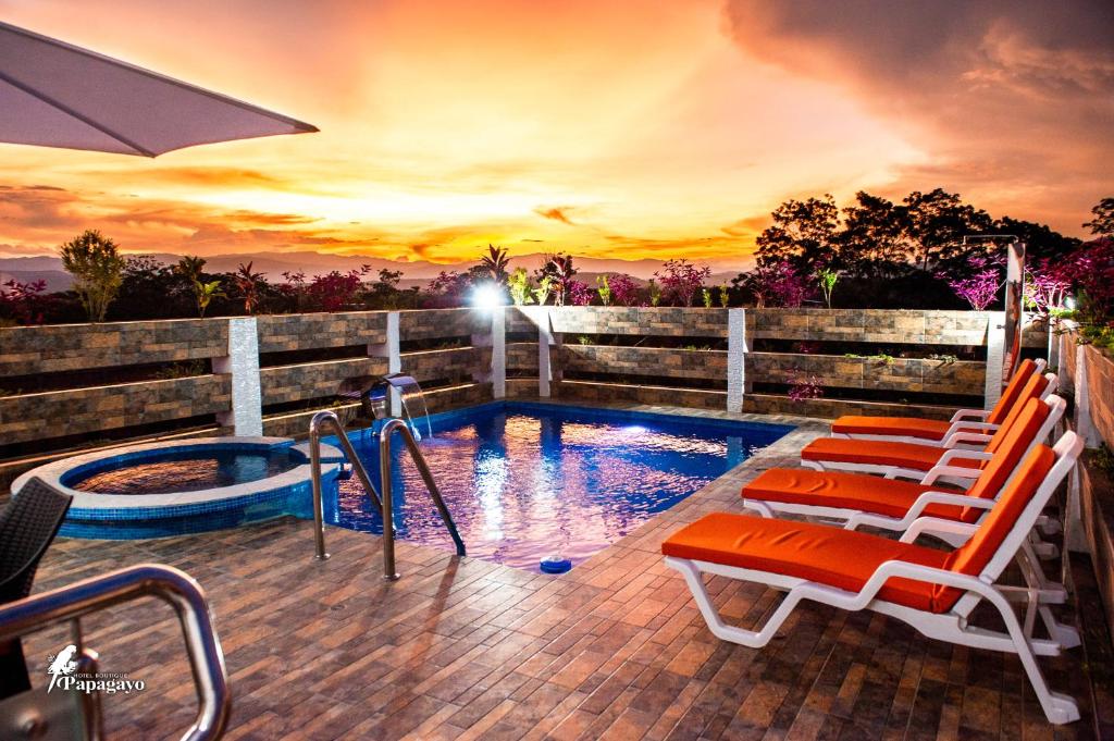 塔拉波托Hotel Boutique Papagayo的一个带躺椅的游泳池和一个游泳池