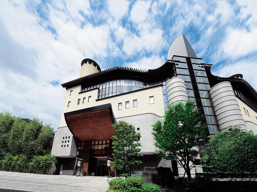 神户有马温泉月光园鸿胧馆的黑色屋顶的白色大建筑