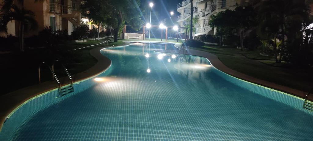 阿卡普尔科Diamante的一个夜晚有灯光的空游泳池