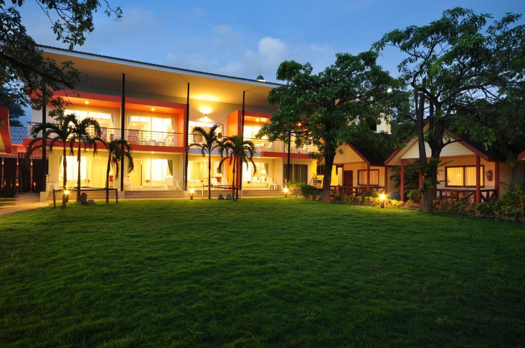 皮皮岛Phi Phi Rimlay Resort的前面有草坪的房子