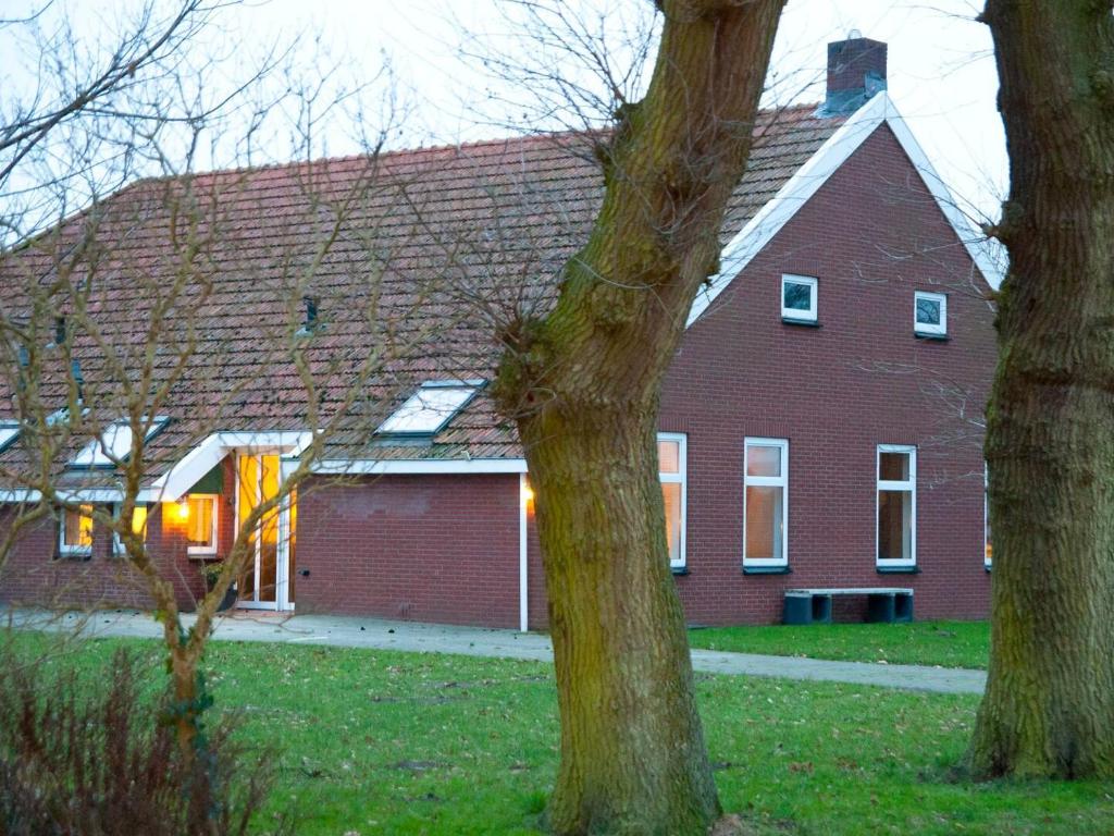 Ter ApelLandzicht 05的前面有两棵树的大型红砖房子