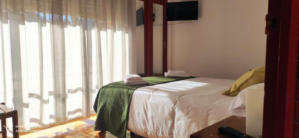 奥耶多Posada Ojedo Los Ñeros的一间卧室设有一张床和一个大窗户
