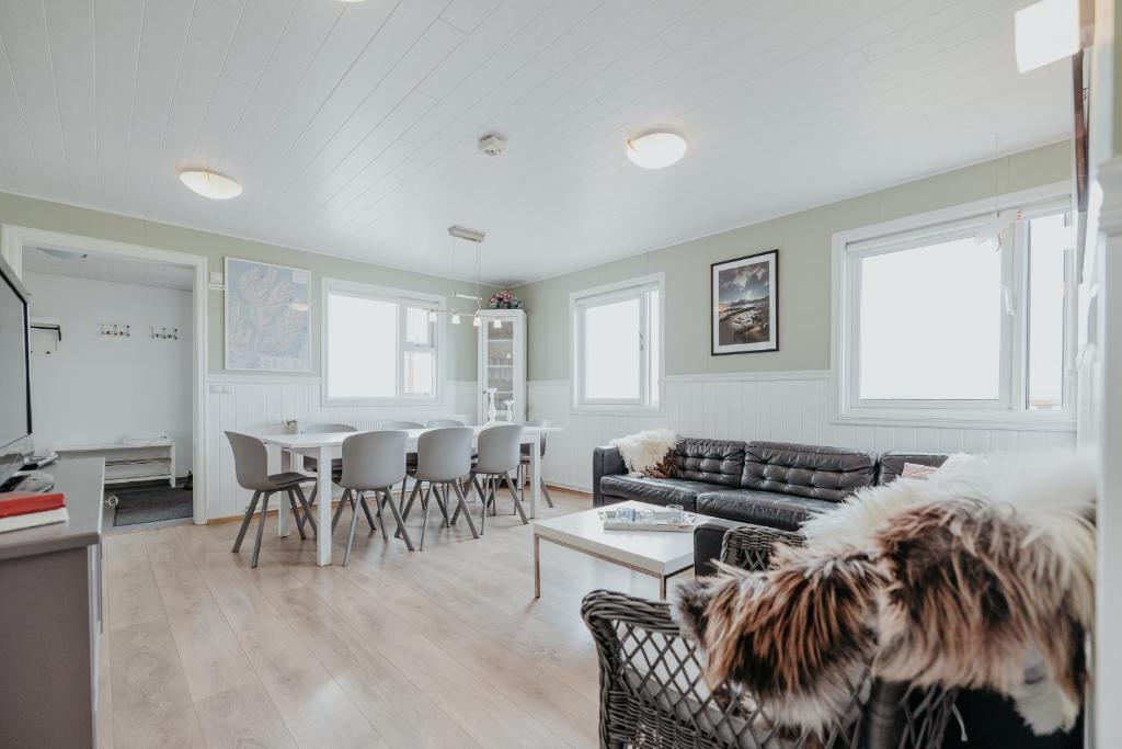 BarðBrúnastaðir Holiday Home的客厅配有沙发和桌子