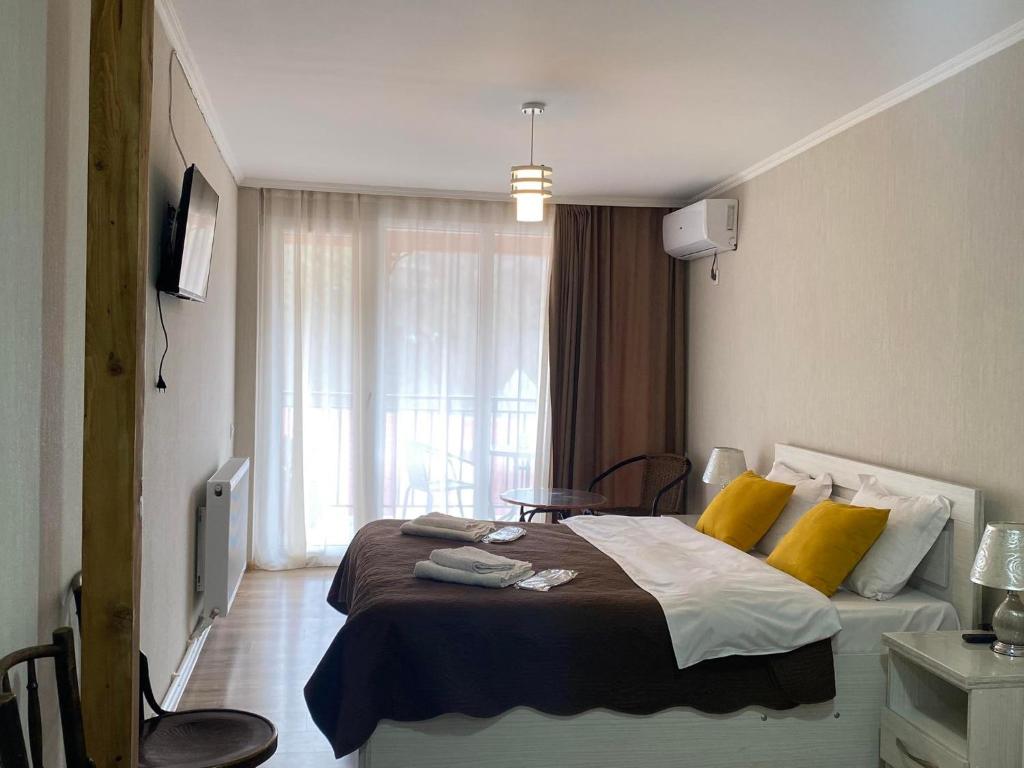 博尔若米Jorjadze street 23的一间卧室配有一张带黄色枕头的大床