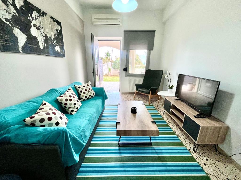 干尼亚Golden Key apartments的客厅配有蓝色的沙发和电视