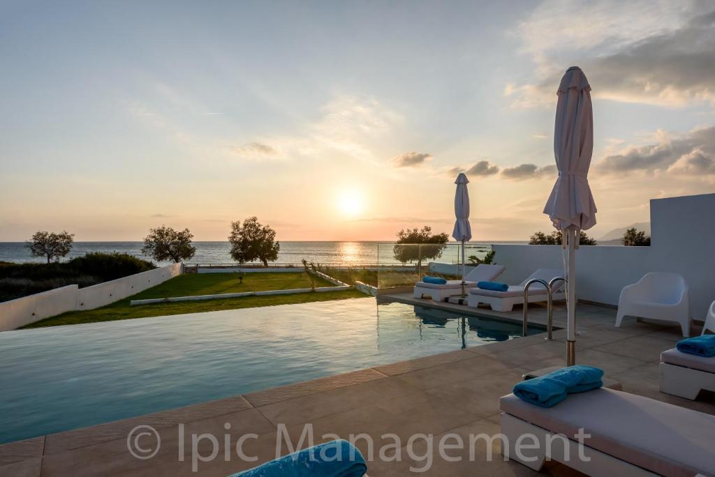 干尼亚Seafront VILLA PELAGIA SUPERB New listing2021的日落时分带游泳池和大海的别墅