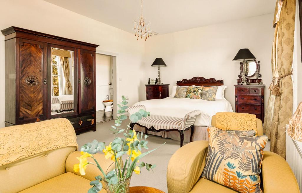 巴里菲尔特Granville House Apartments的一间卧室配有一张床、一张沙发和椅子