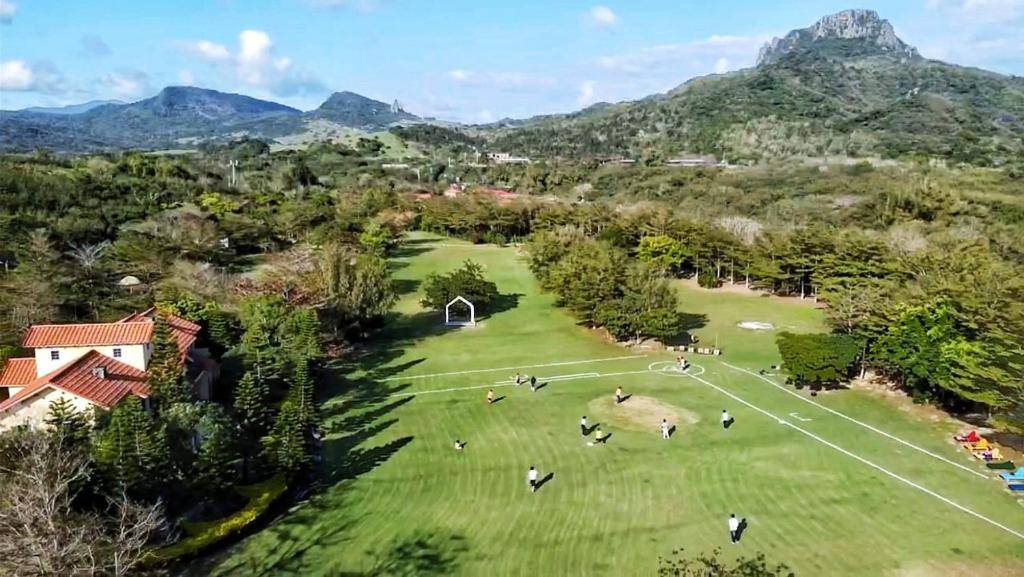 垦丁大街垦丁托斯卡尼Resort的享有公园的空中景色,以山脉为背景