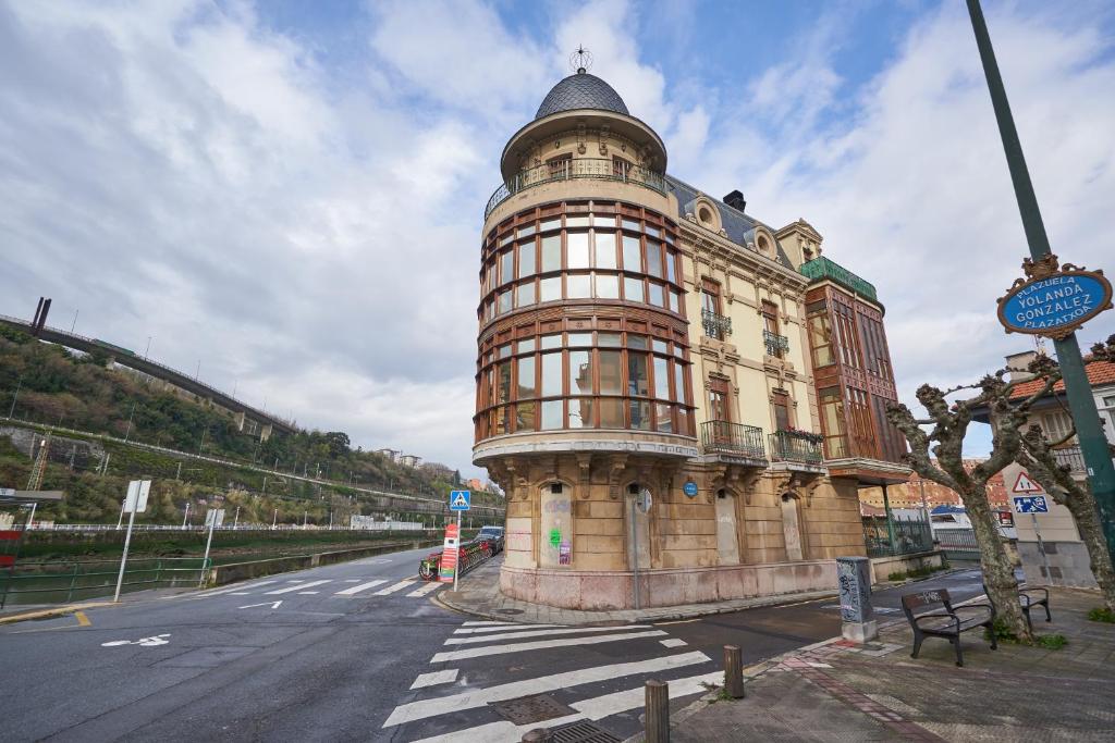 毕尔巴鄂Apartamento BIO Exclusivo con mirador en Bilbao y aparcamiento público gratuito的街道边有塔的建筑物