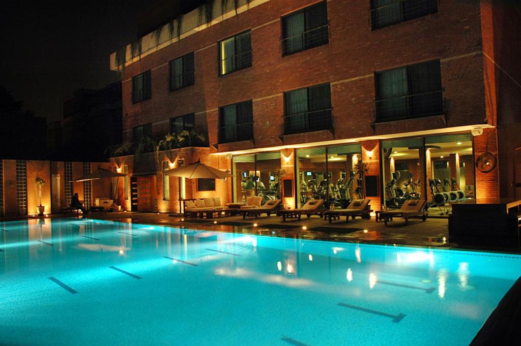 拉合尔瑞斯登西酒店的一座大楼前的大型游泳池