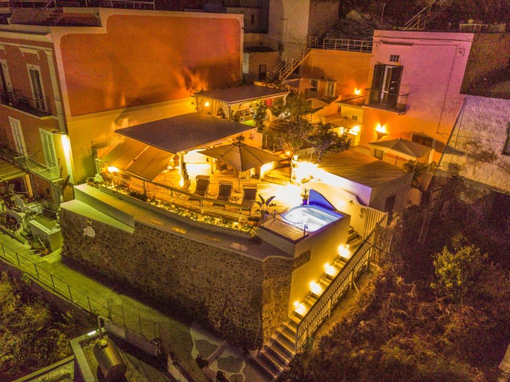 蓬扎b&b da Laura的享有大楼的顶部景色,晚上设有游泳池