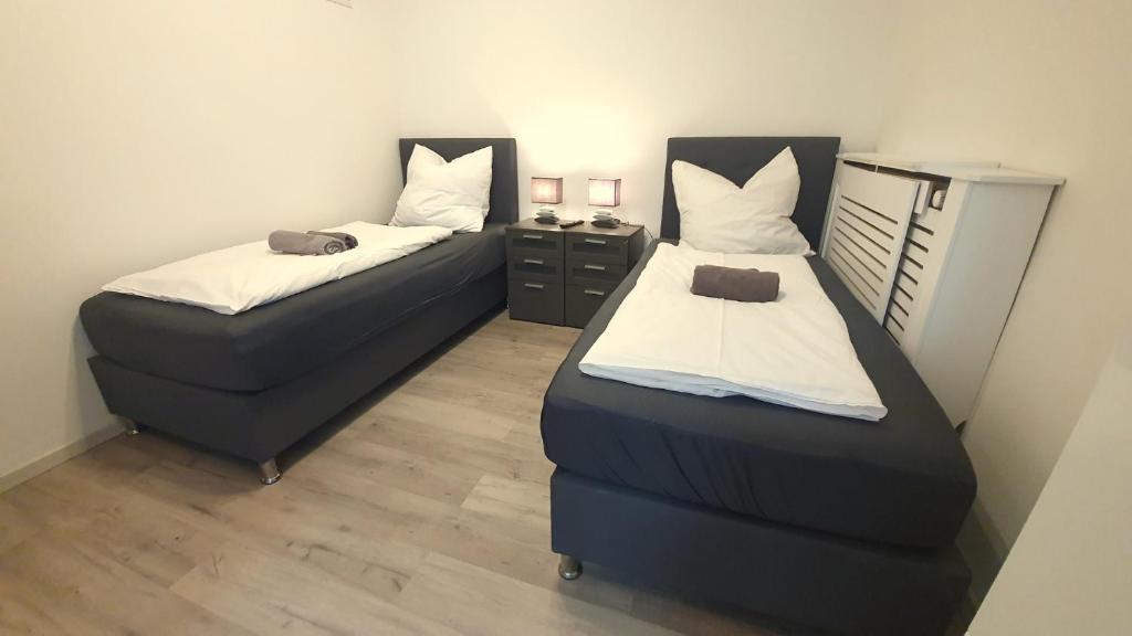 多瑙河畔诺伊堡Neuburg Center Appartments的配有2张床的客房