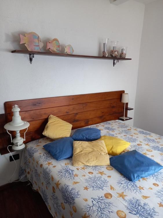 圣费利切-奇尔切奥Sole e mare的一张带蓝色和黄色枕头的床