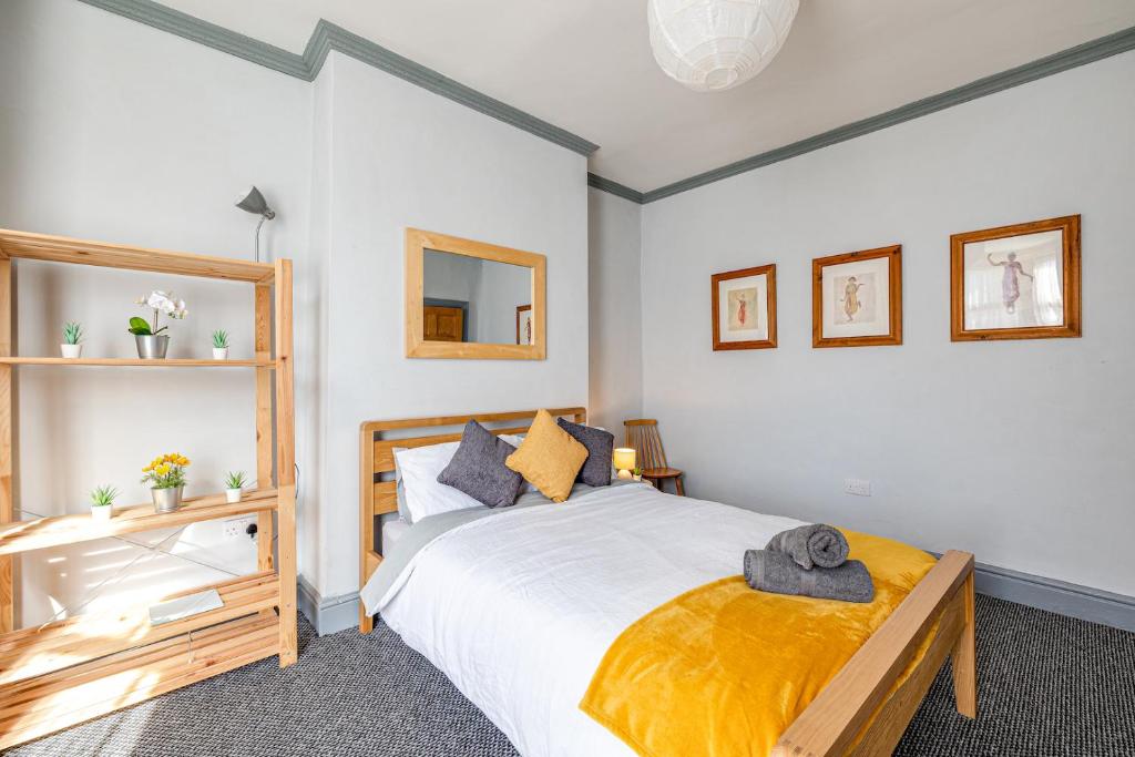 利物浦Knoclaid Sparkle Stays的一间卧室配有一张大床和镜子