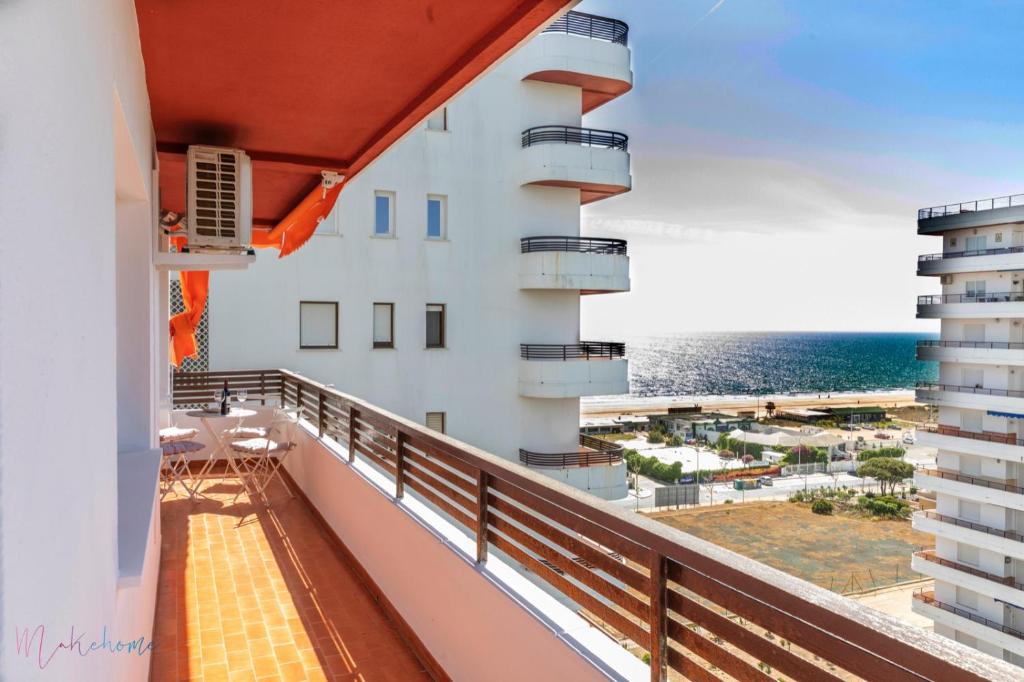 蓬塔翁布里亚Apartamento nuevo junto a la playa vistas al mar的海景阳台。