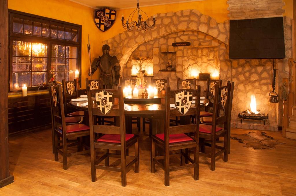 艾森纳赫卢瑟霍泰尔埃森那彻苑环形酒店的一间设有桌椅和石墙的用餐室