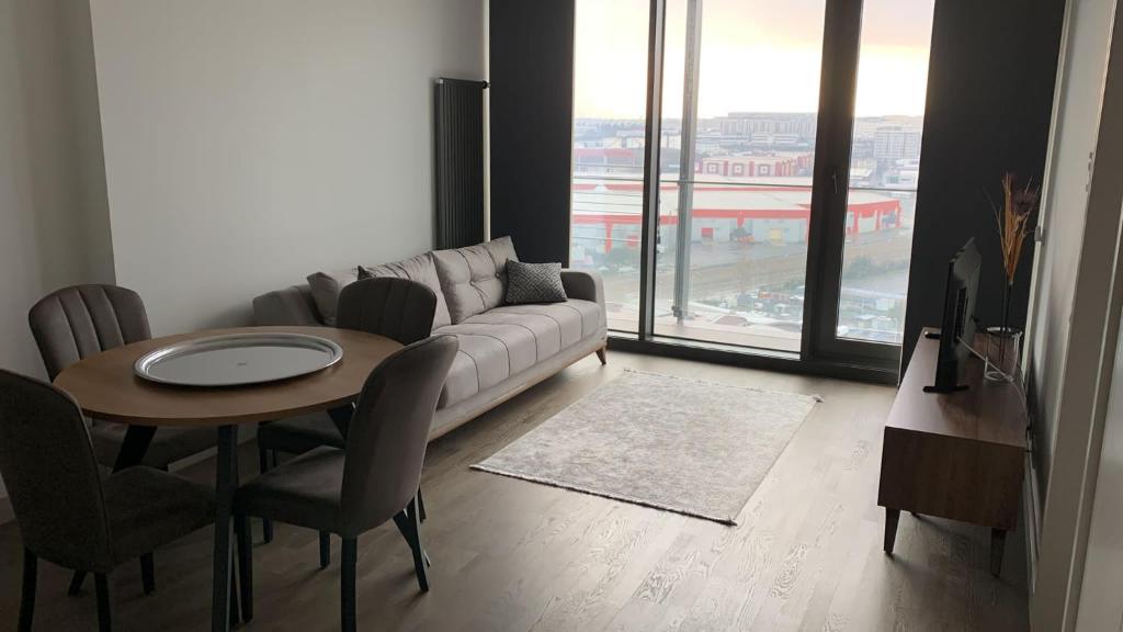 伊斯坦布尔Residence Retro9 B-Blok Ataköy Apart 2 Rooms WIFI Pool Istanbul的客厅配有沙发和桌椅